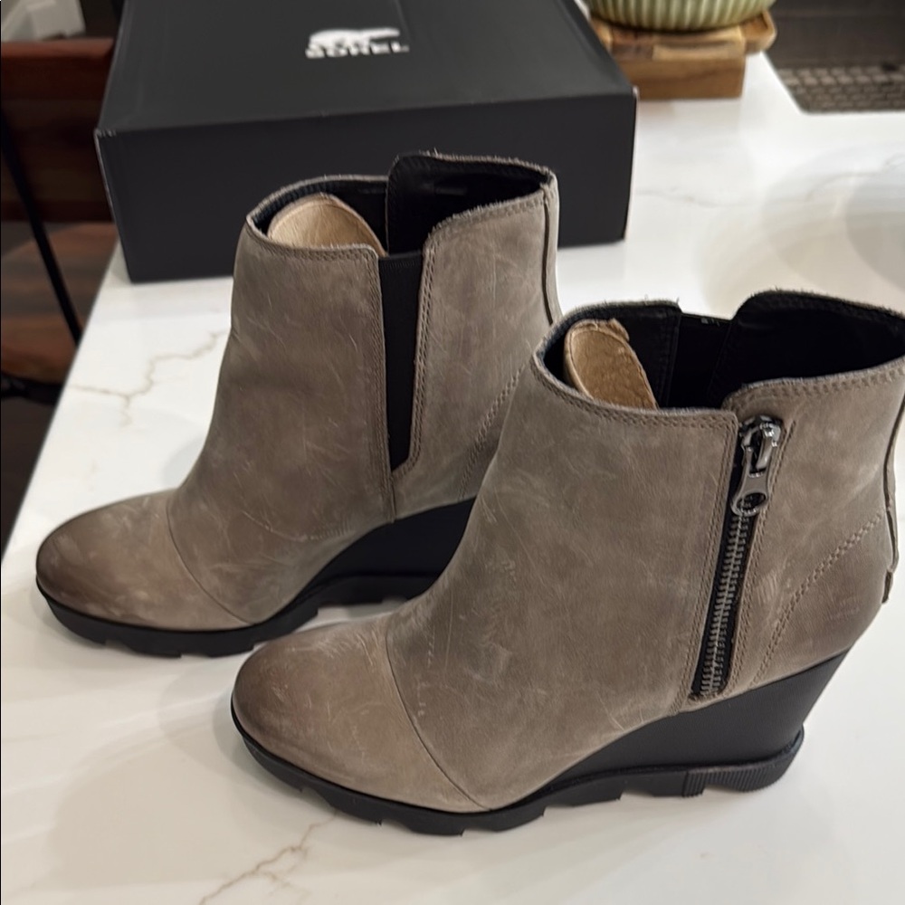 Sorel Tan Ankle Boots Sleek Suede Design - Picture 2 of 5